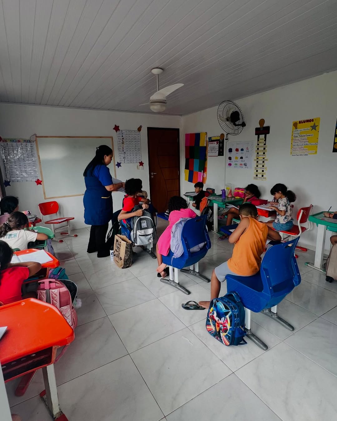 Criança rindo e se divertindo em um dia na creche - Imagem 10