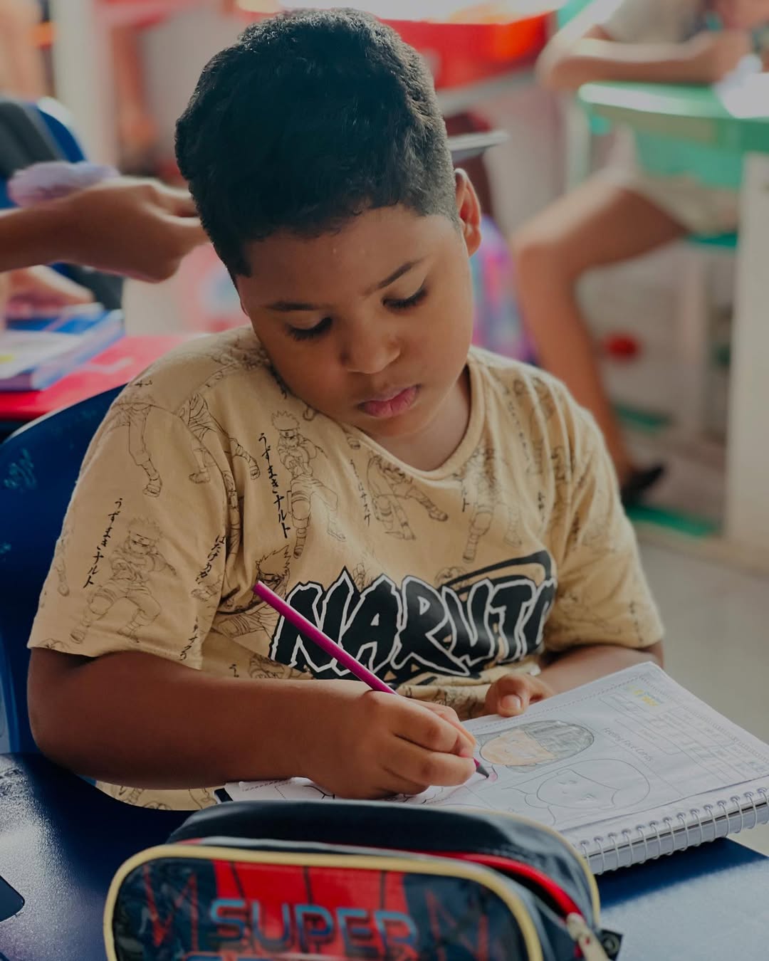 Criança em sala de aula, aprendendo de forma lúdica - Imagem 14