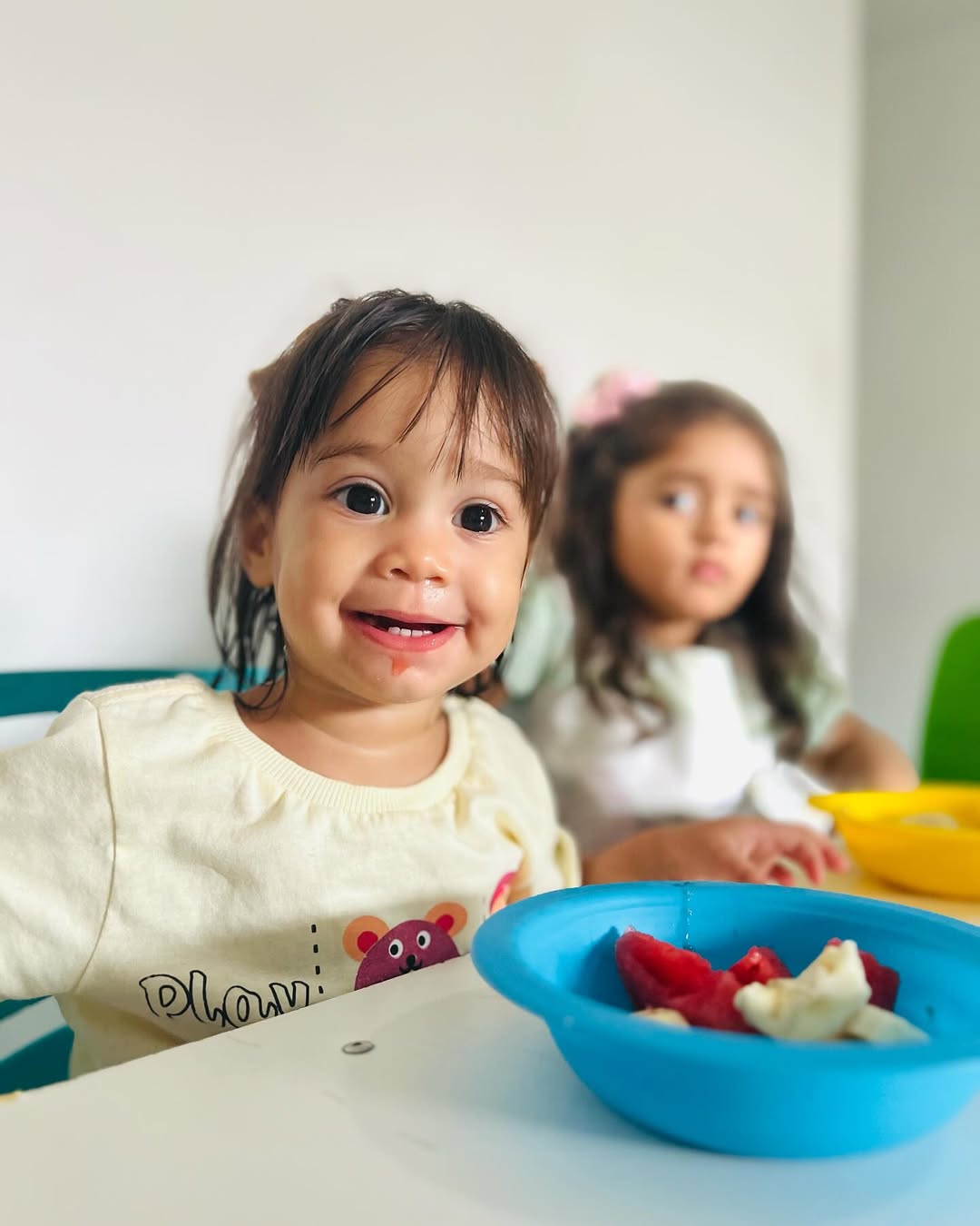 Criança sentada no chão, brincando com blocos ou brinquedos - Imagem 19
