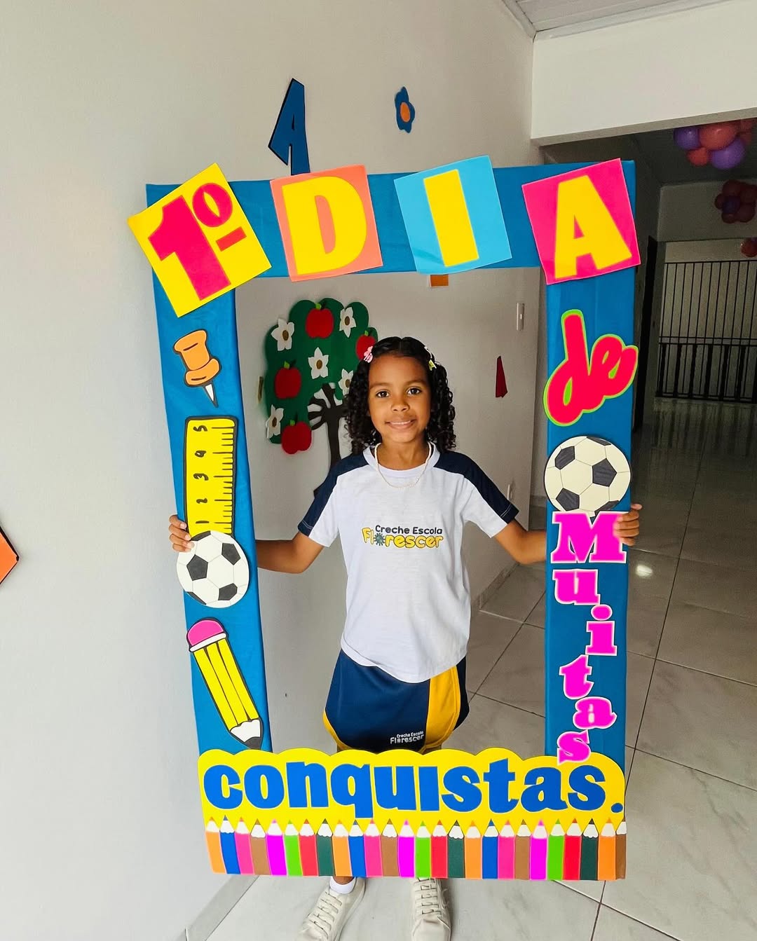 Criança brincando com brinquedo educativo em ambiente escolar - Imagem 2