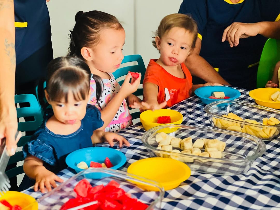 Criança em momento de interação com um educador - Imagem 20