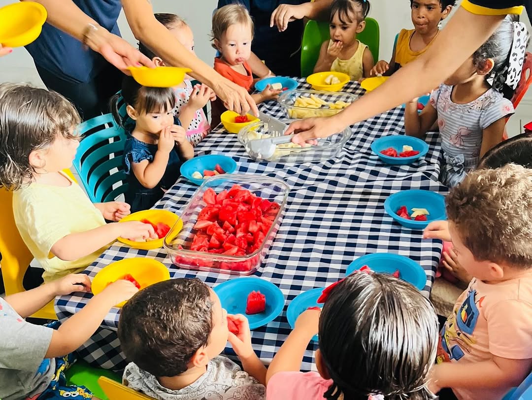 Sorriso genuíno de uma criança em seu dia a dia na creche - Imagem 22