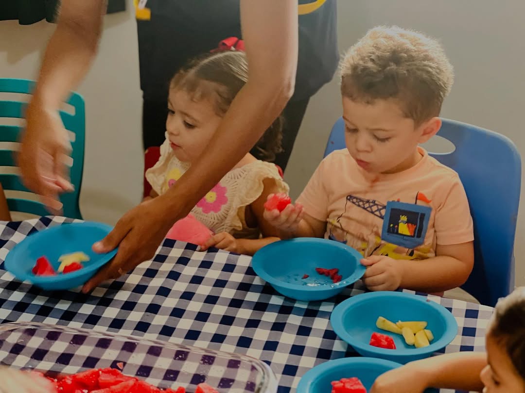 Criança em um balanço ou brinquedo de parquinho - Imagem 25