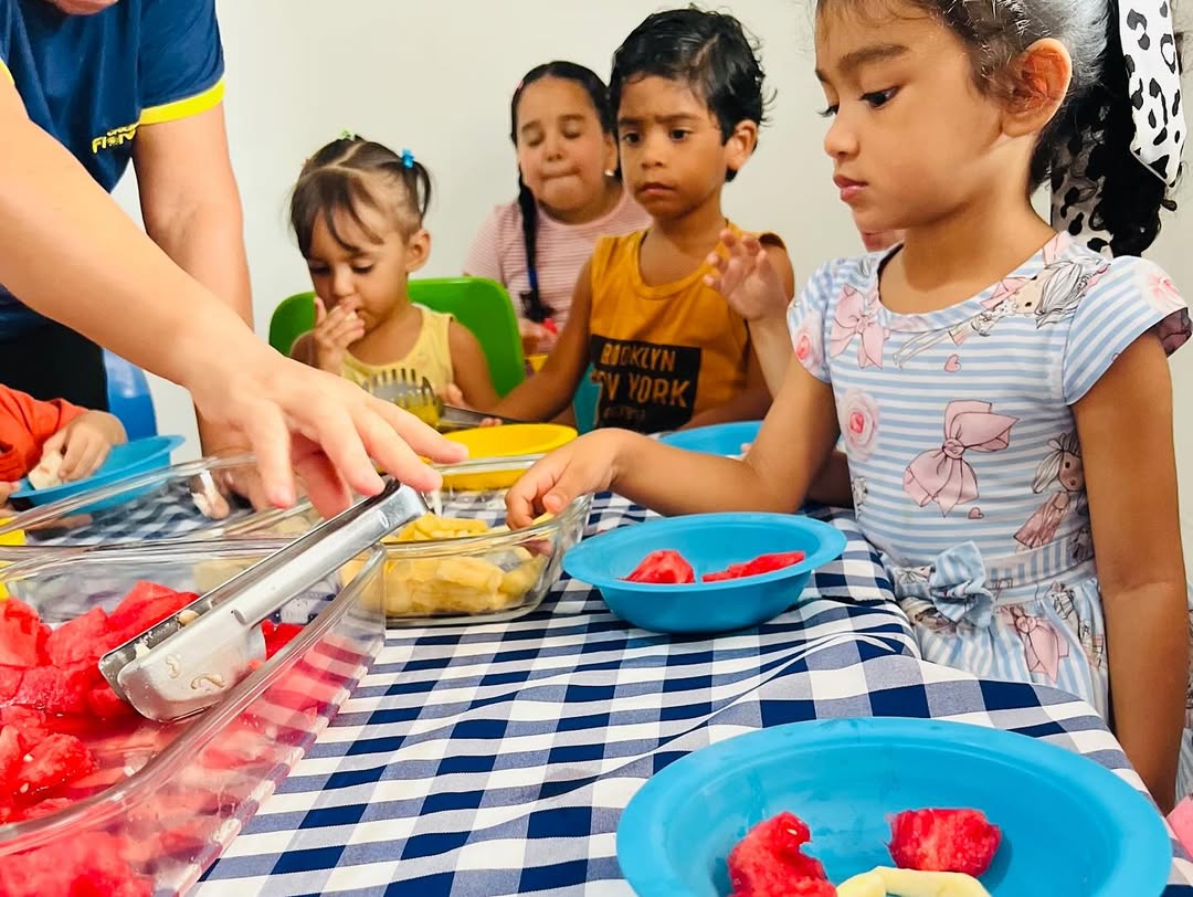 Criança em momento de lanche ou refeição saudável na creche - Imagem 27