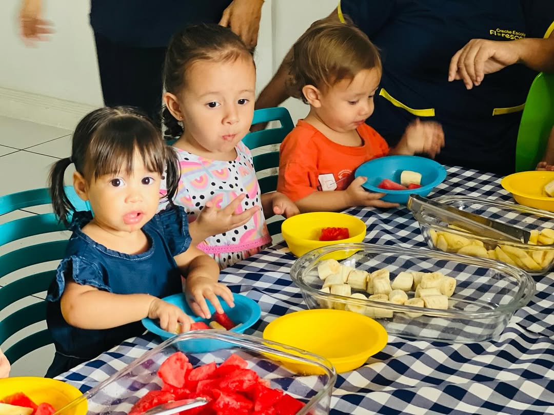 Criança em ambiente acolhedor e colorido da creche - Imagem 31