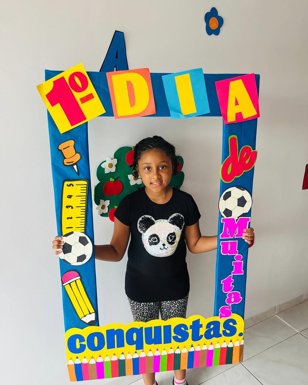 Criança em atividade em grupo, colaborando com colegas - Imagem 35