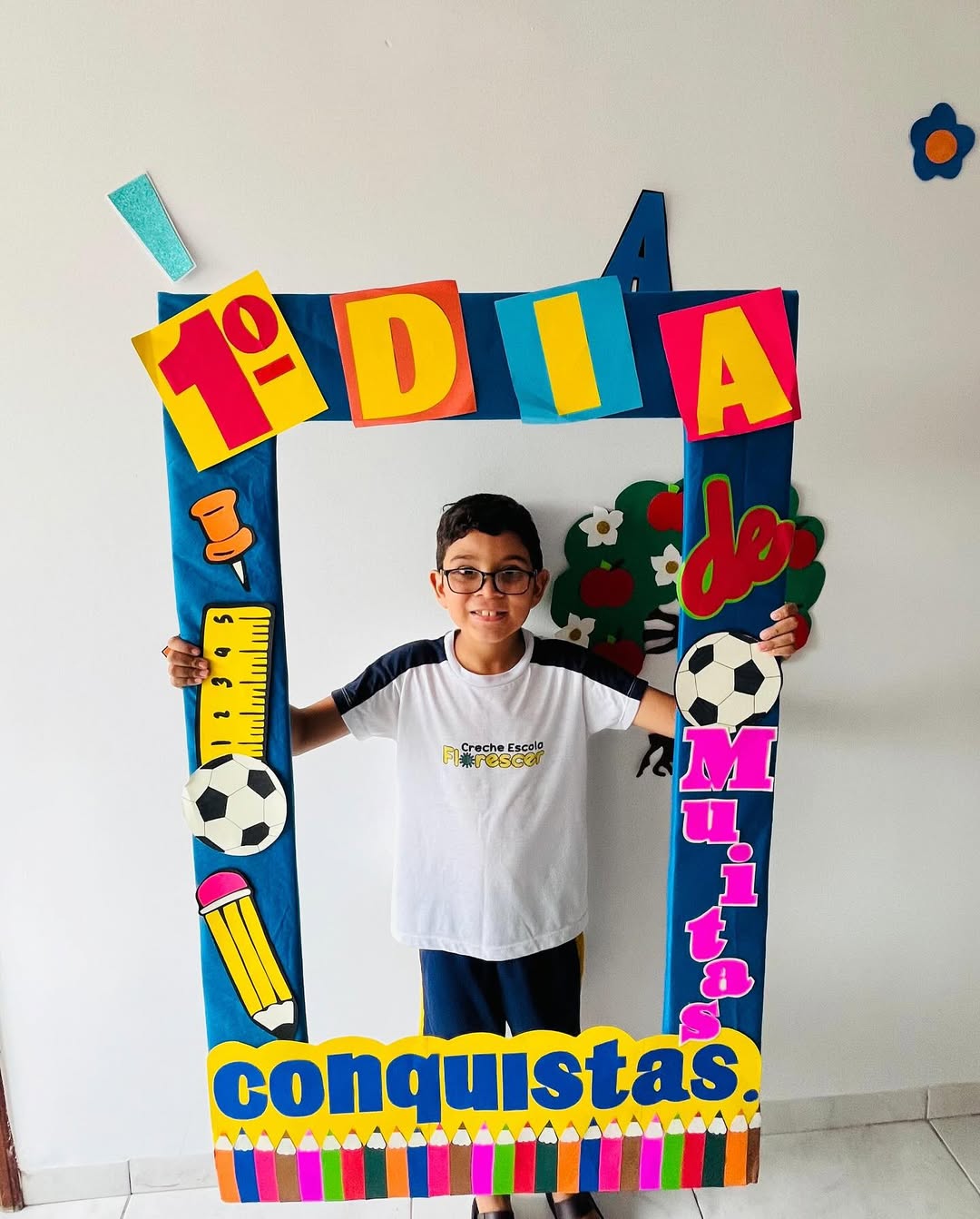 Criança observando e aprendendo com o mundo ao seu redor - Imagem 38