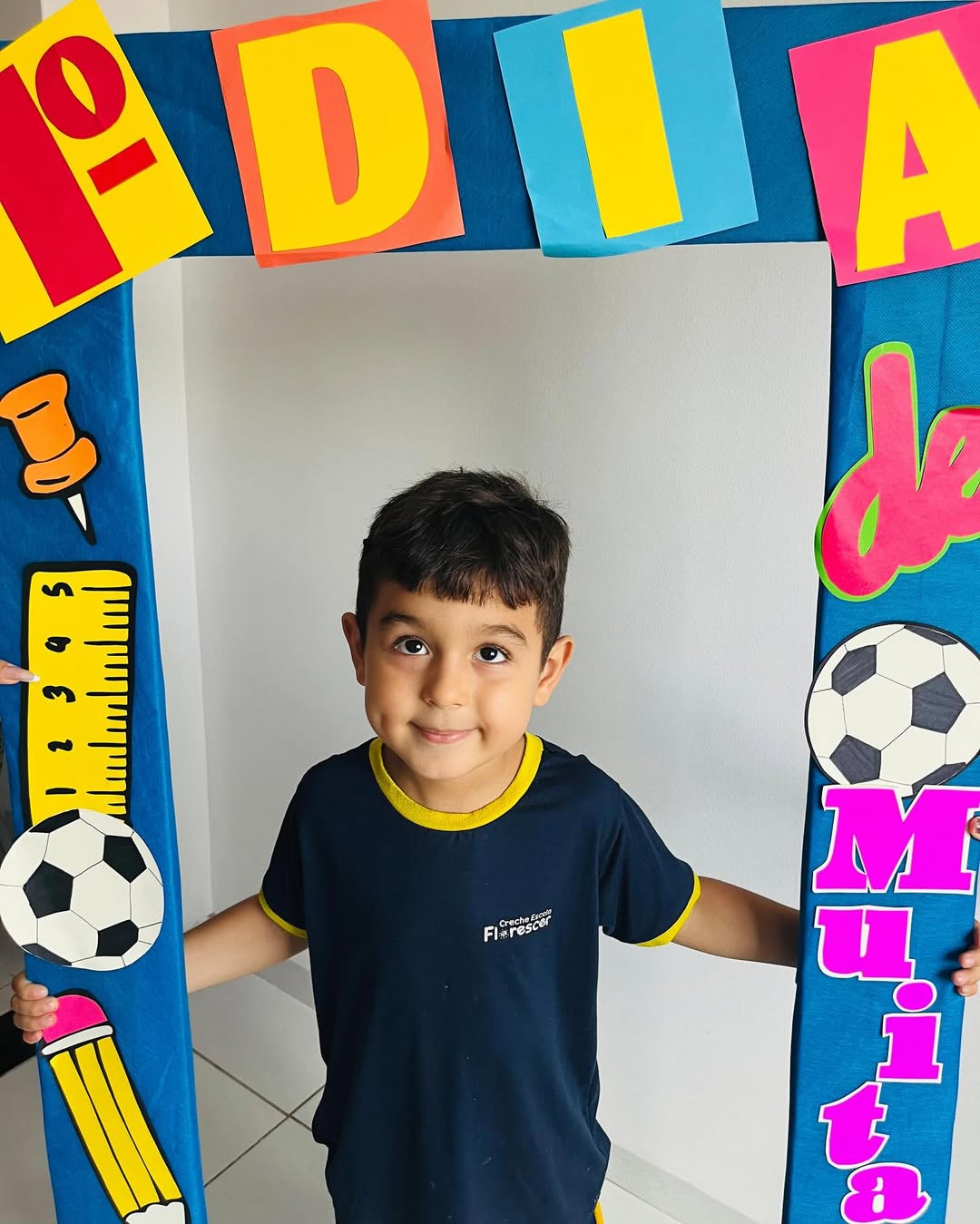 Criança brincando com brinquedos de encaixe ou montagem - Imagem 41