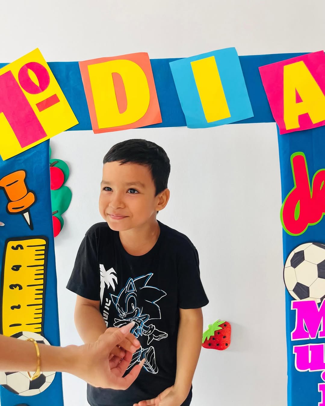 Criança explorando um livro infantil ou material didático - Imagem 42