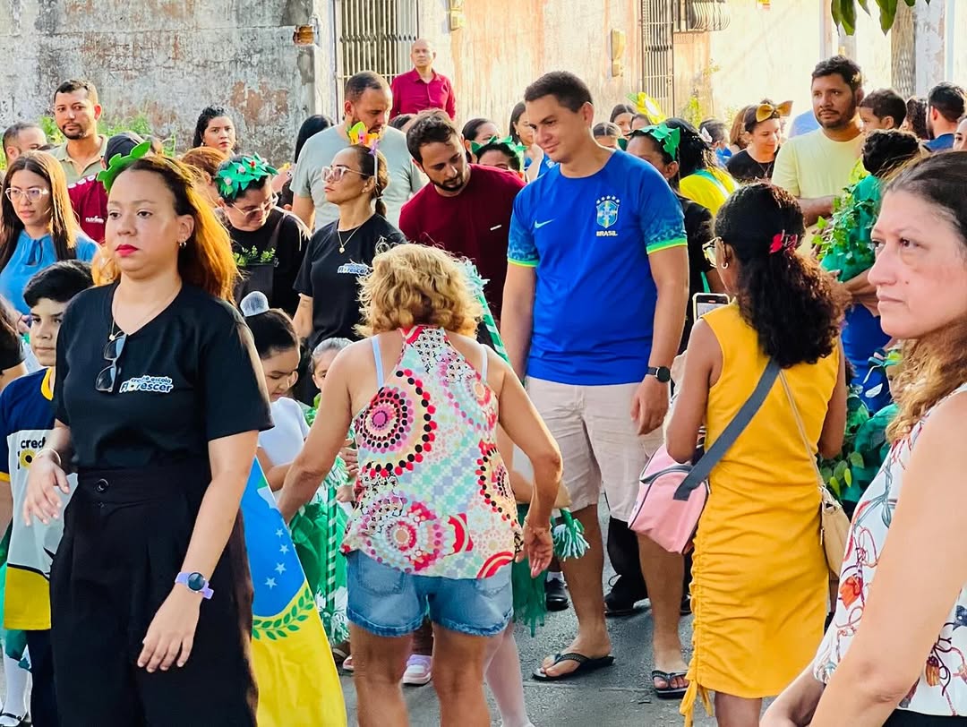 Crianças sorrindo durante comemoração escolar - Imagem 90