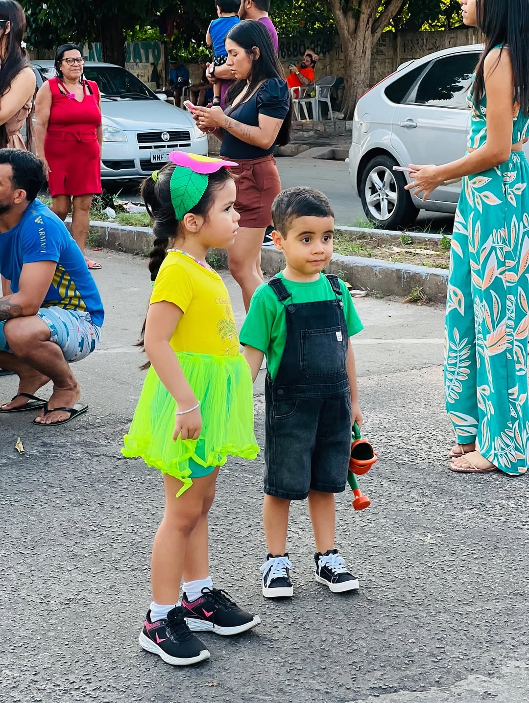Crianças com fantasias ou adereços em festa escolar - Imagem 94
