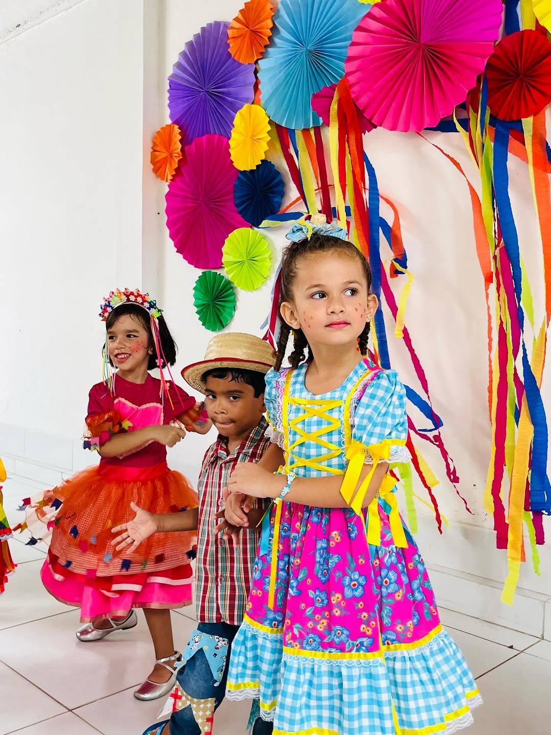 Crianças brincando em espaço colorido e lúdico - Imagem 1