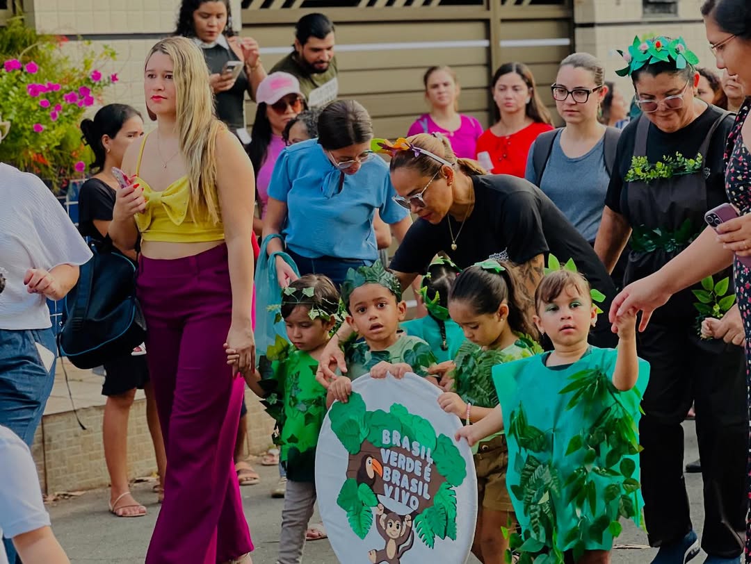 Grupo de crianças em roda durante um evento - Imagem 100