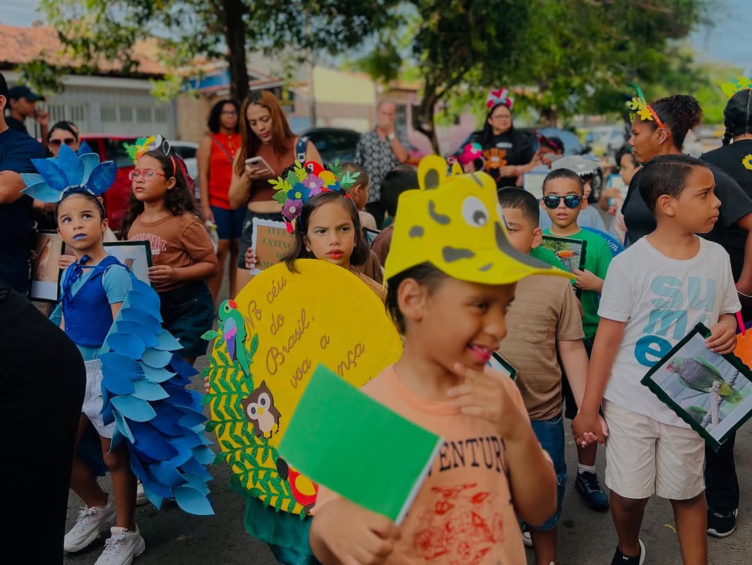 Cena de interação entre adultos e crianças na festa - Imagem 107