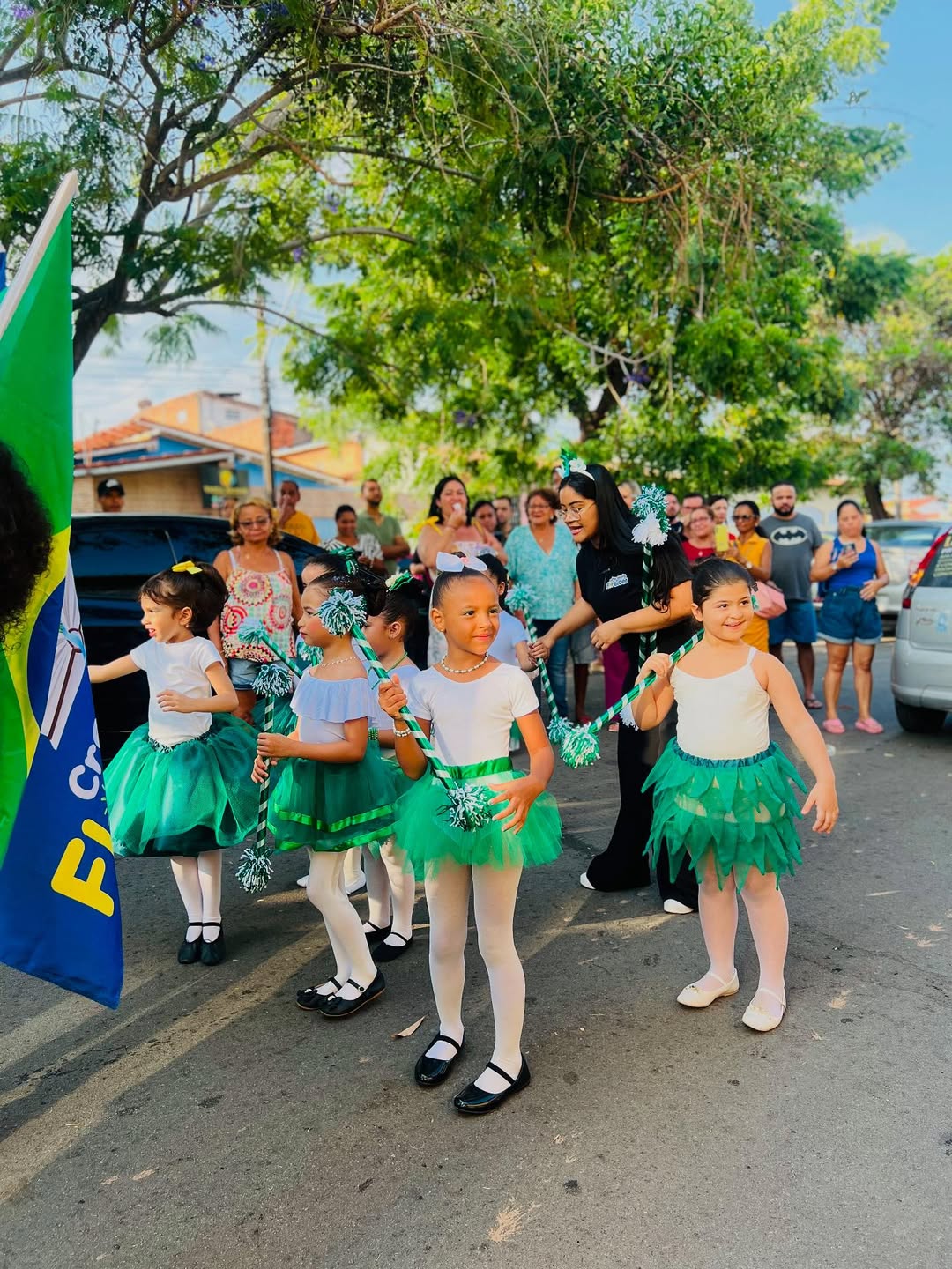 Crianças comendo lanches ou doces em celebração - Imagem 109