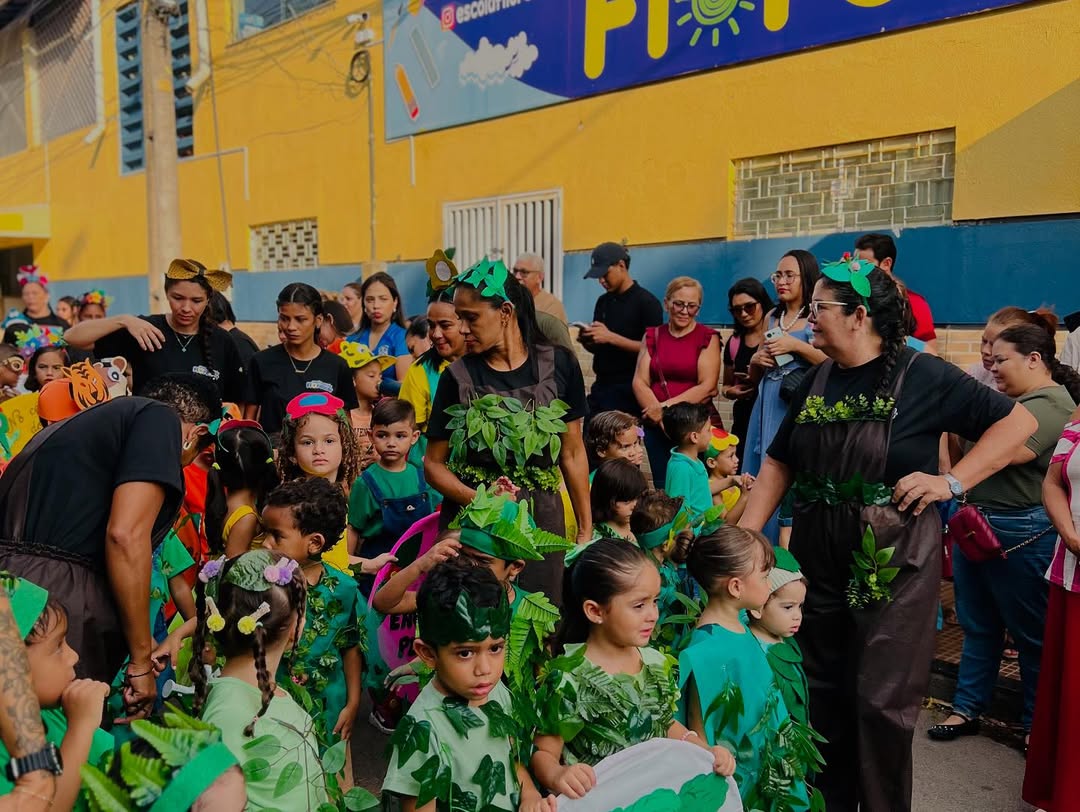 Registro de alegria em atividade coletiva na escola - Imagem 110
