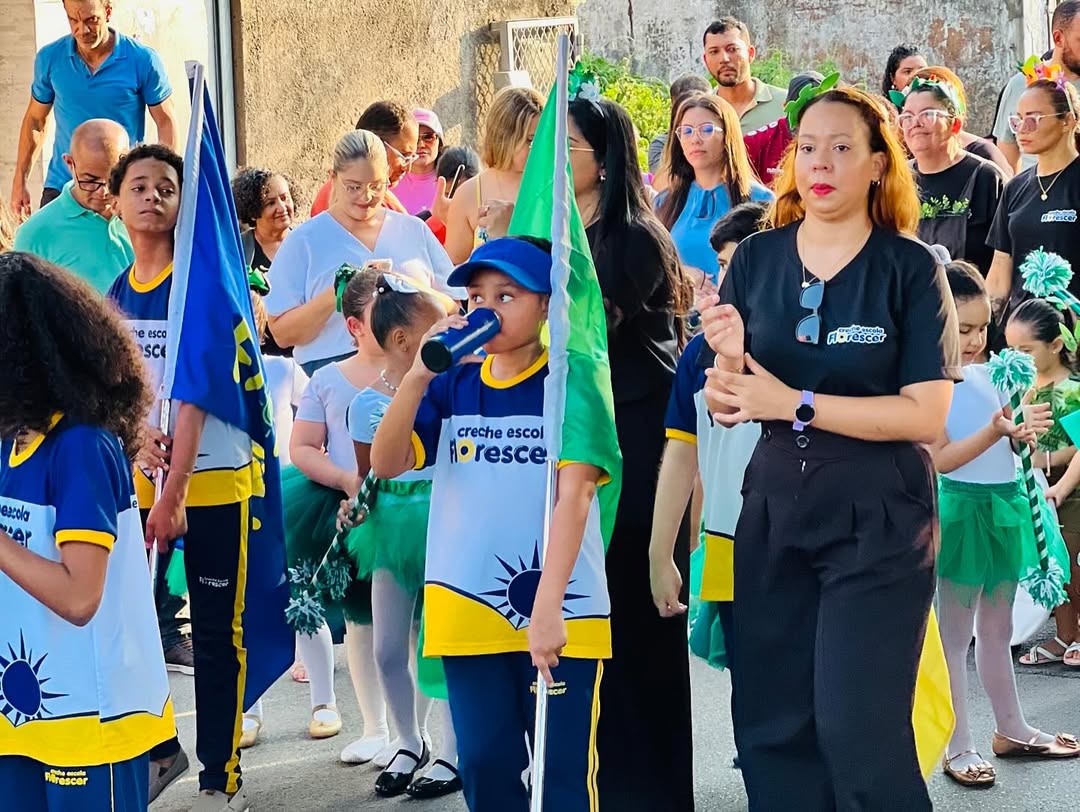 Crianças explorando brinquedos ou atividades temáticas - Imagem 111