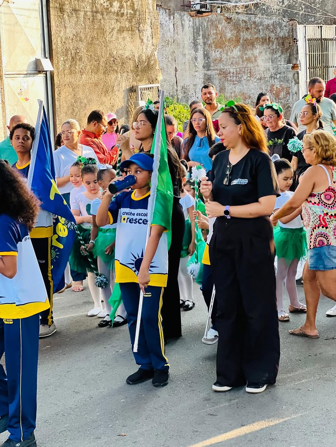 Crianças em pose para foto durante evento escolar - Imagem 113