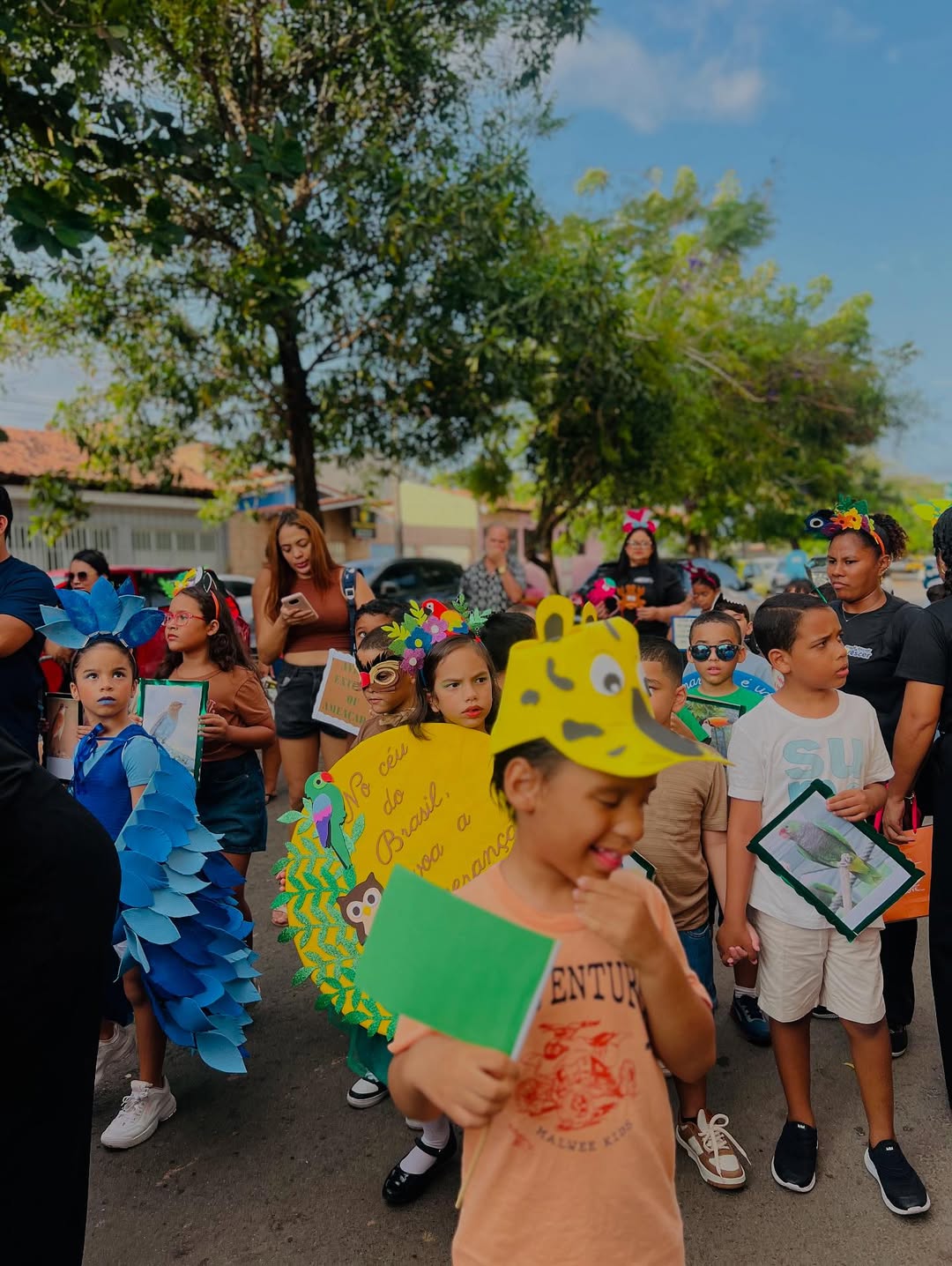 Educadores interagindo com os alunos em celebração - Imagem 116