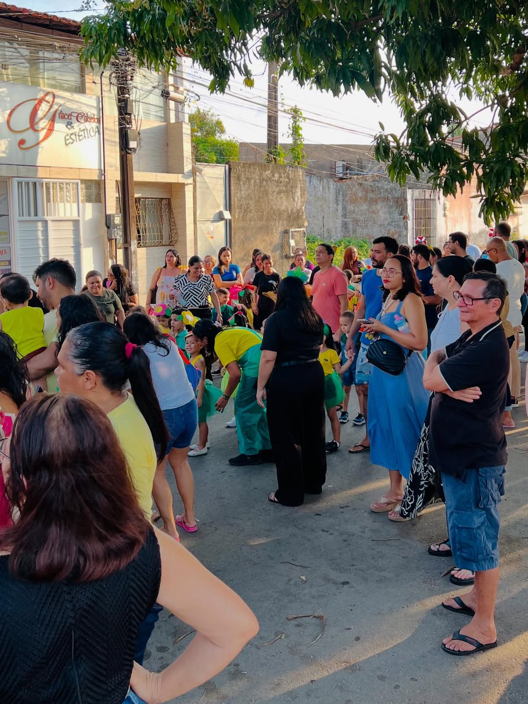 Crianças comemorando juntas um momento especial - Imagem 122