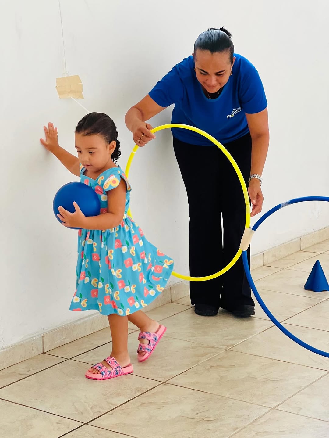 Crianças observando ou experimentando algo novo - Imagem 15