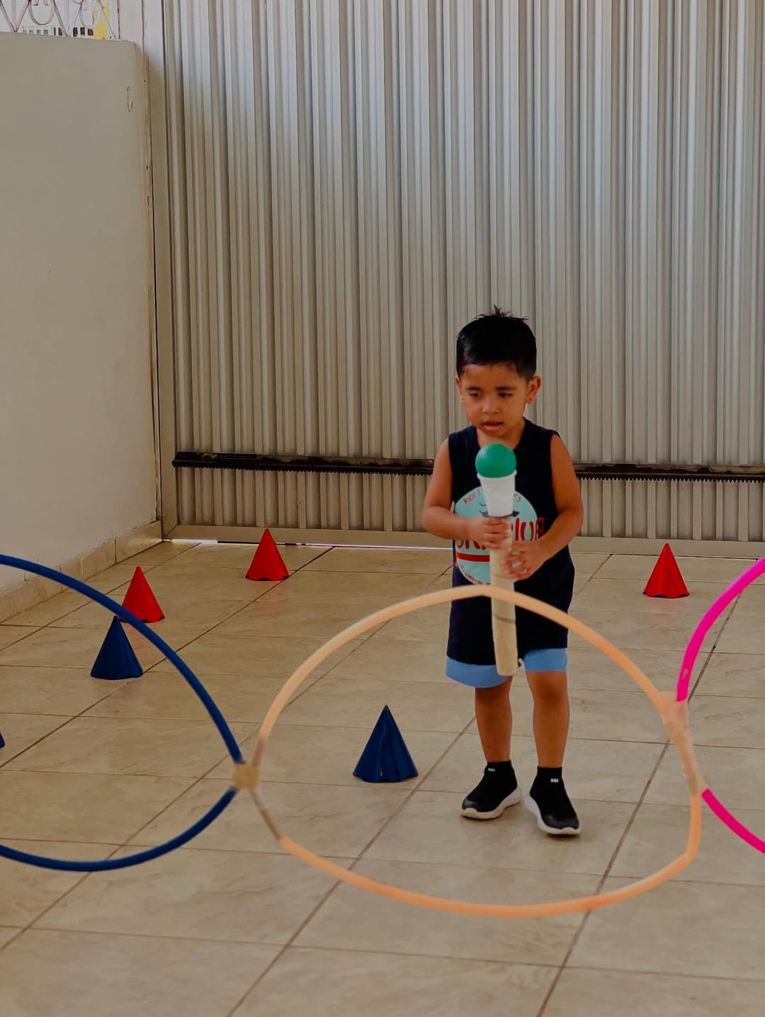 Crianças interagindo com educadores - Imagem 17