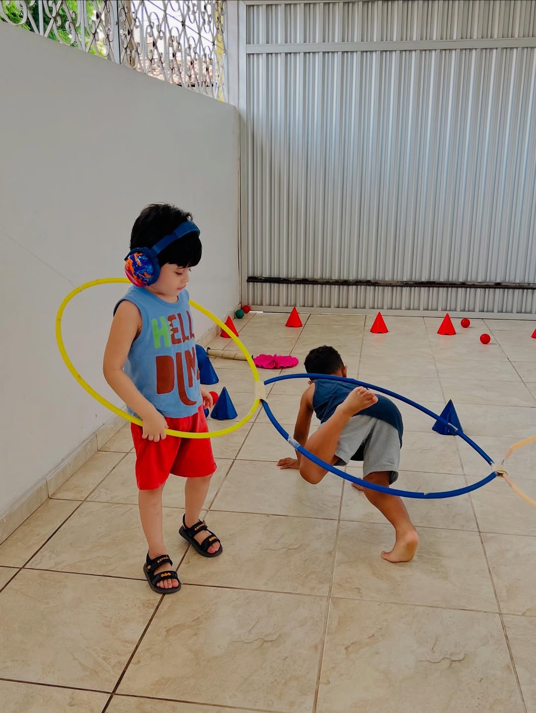 Crianças engajadas em projetos ou jogos de mesa - Imagem 19