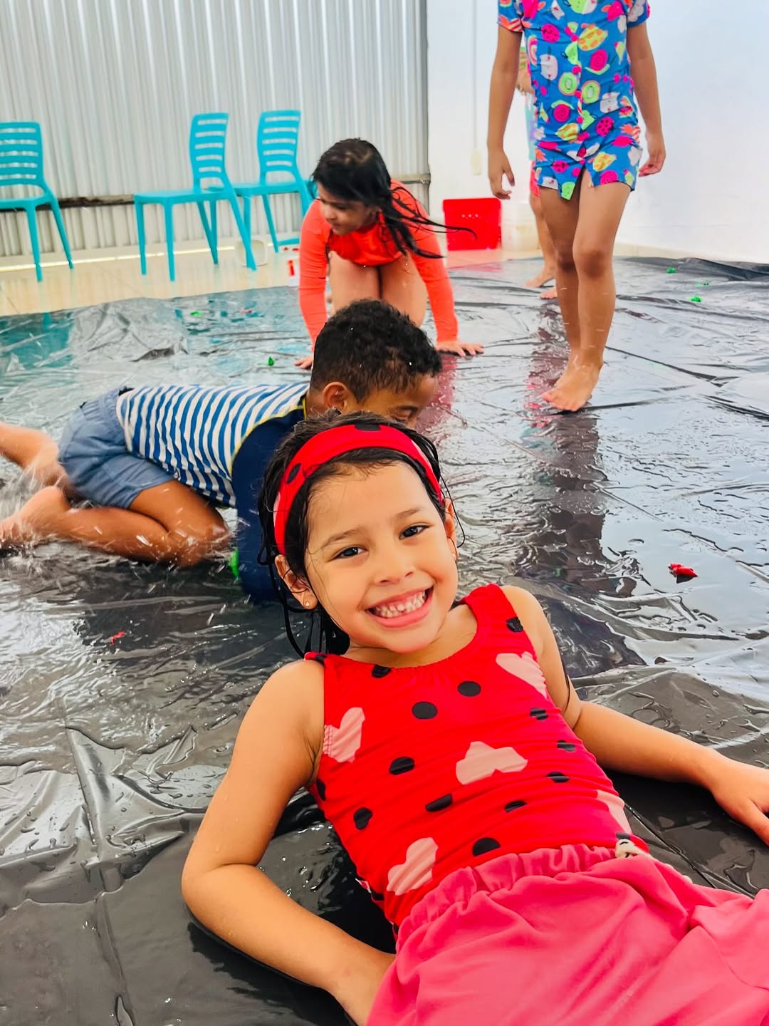 Crianças em área externa ou pátio da creche - Imagem 32