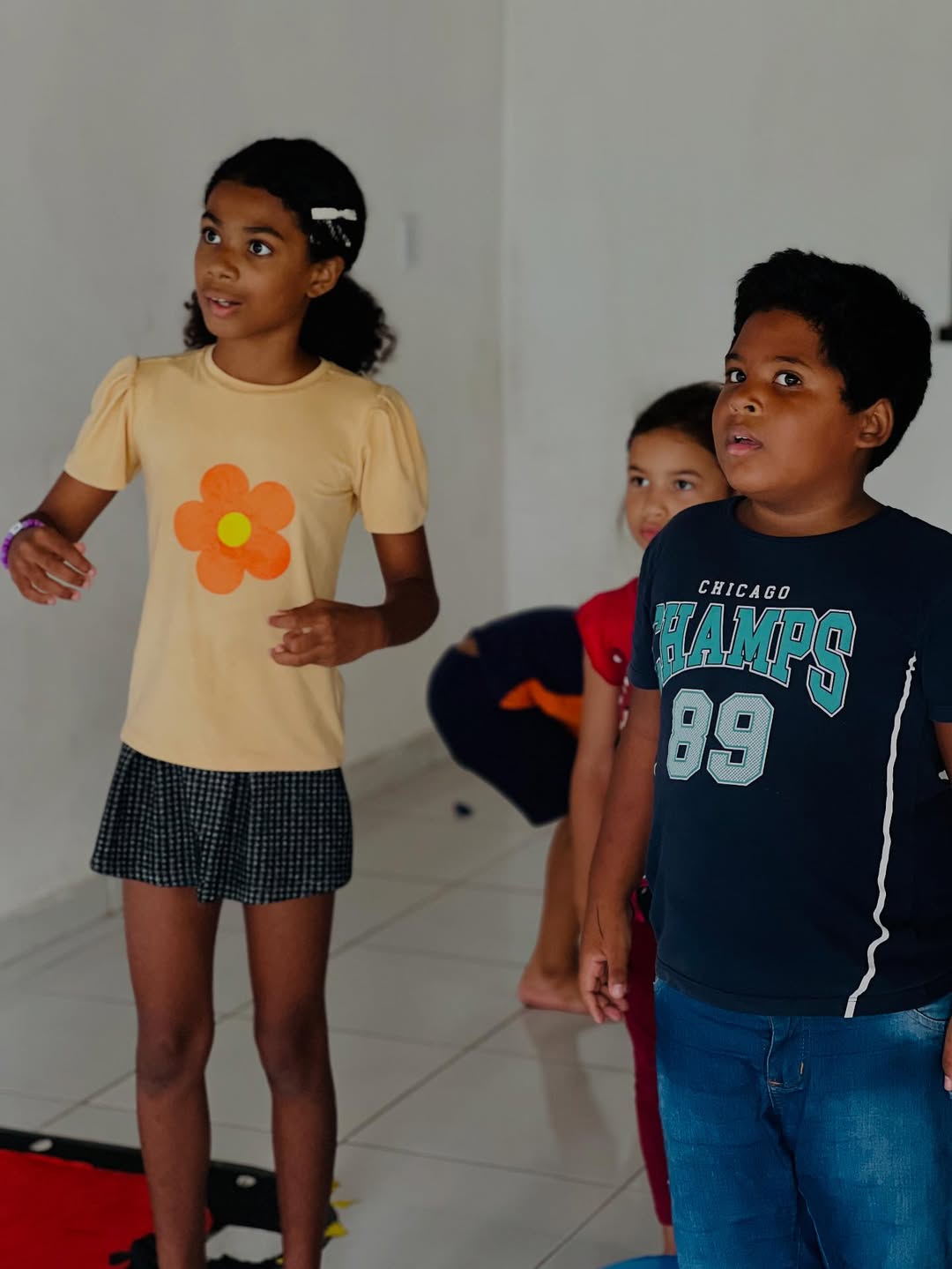 Crianças observando insetos ou pequenos animais - Imagem 38