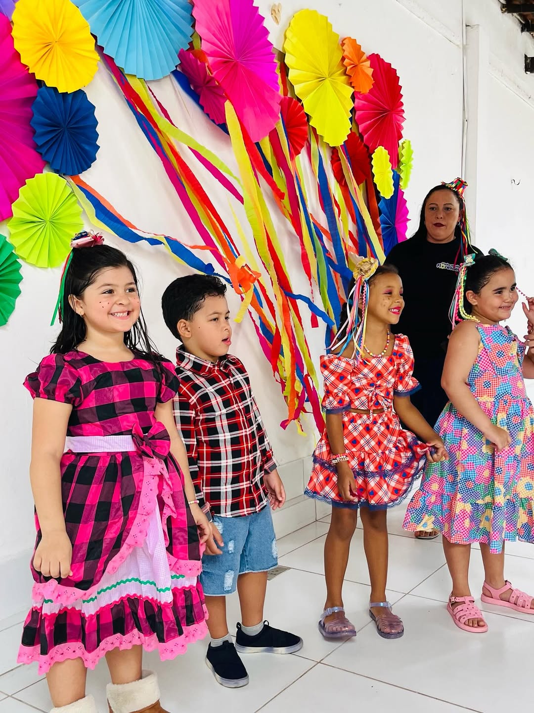 Crianças com materiais educativos e brinquedos - Imagem 4
