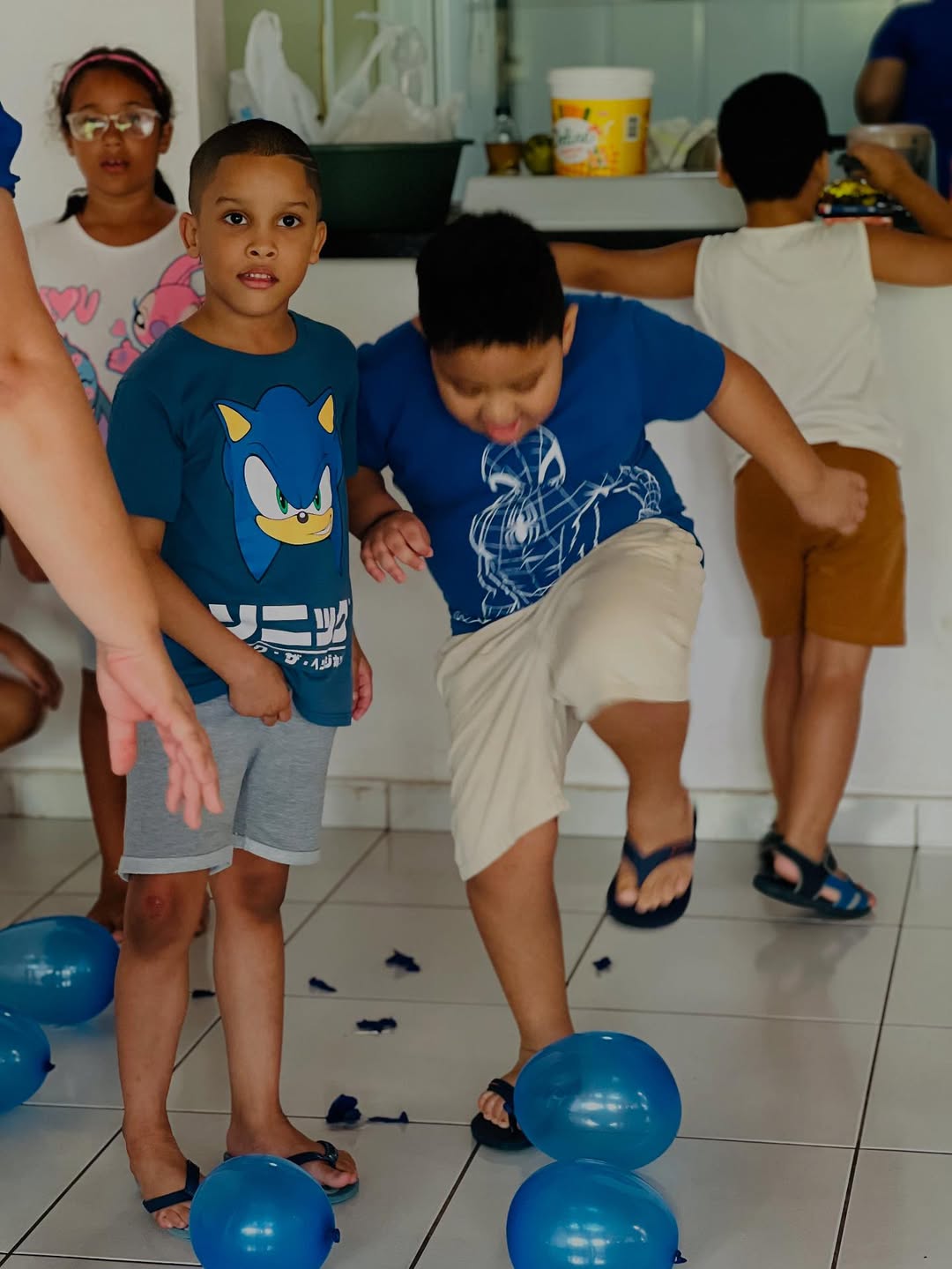 Sorrisos e olhares curiosos das crianças - Imagem 51