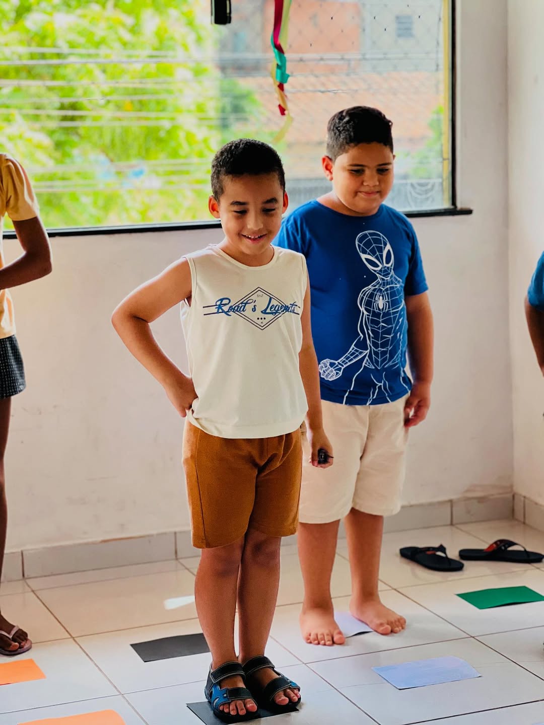 Crianças participando ativamente de uma aula - Imagem 52