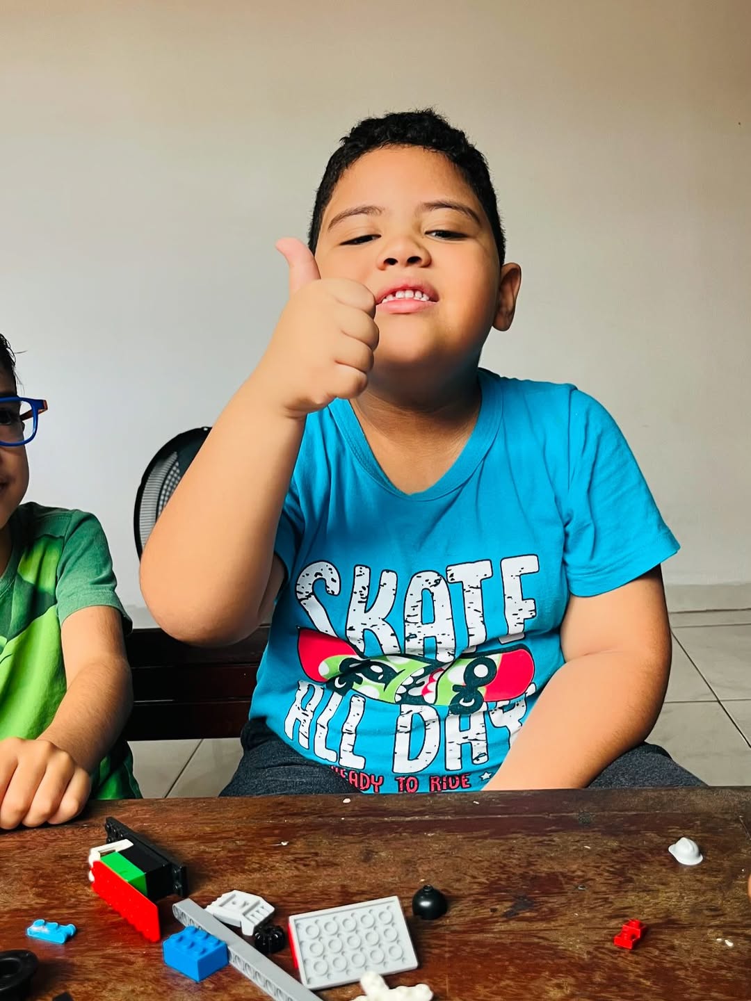 Crianças em atividade divertida no pátio da creche - Imagem 55