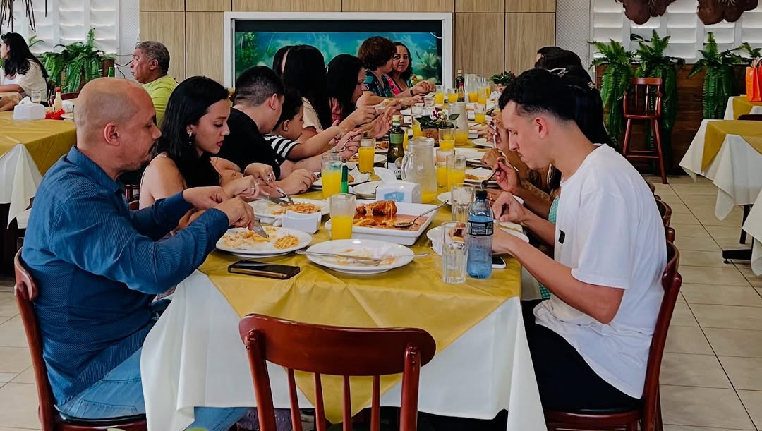 Crianças com chapéus de festa ou adereços comemorativos - Imagem 63