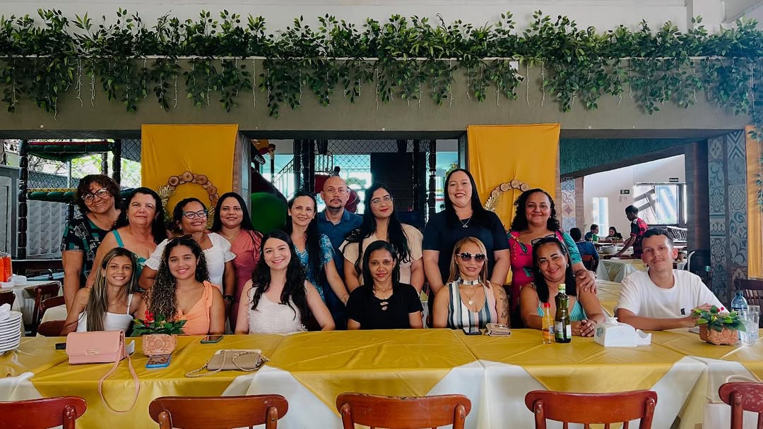Professoras e equipe celebrando com as crianças - Imagem 67
