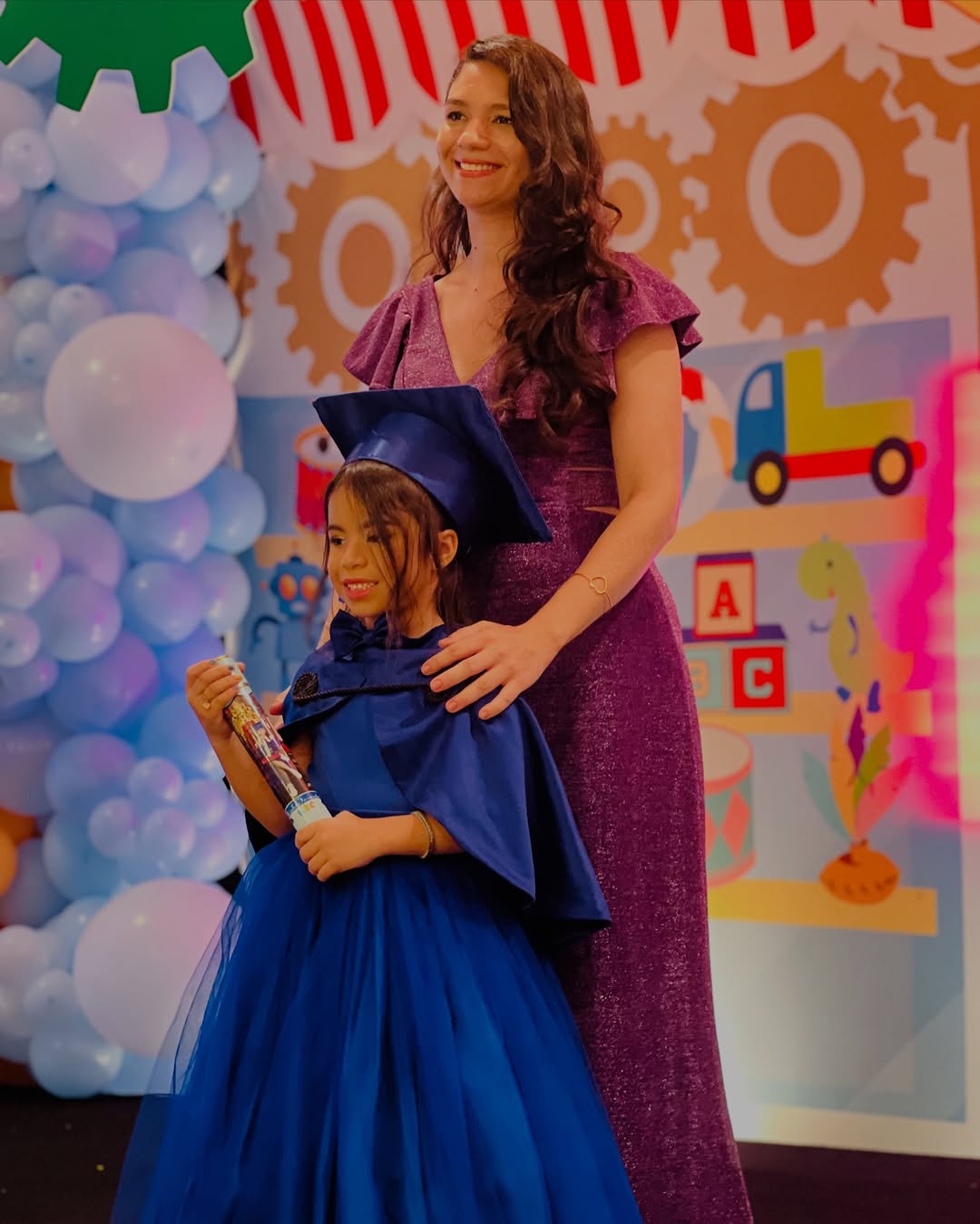 Interação com elementos de uma festa infantil - Imagem 71