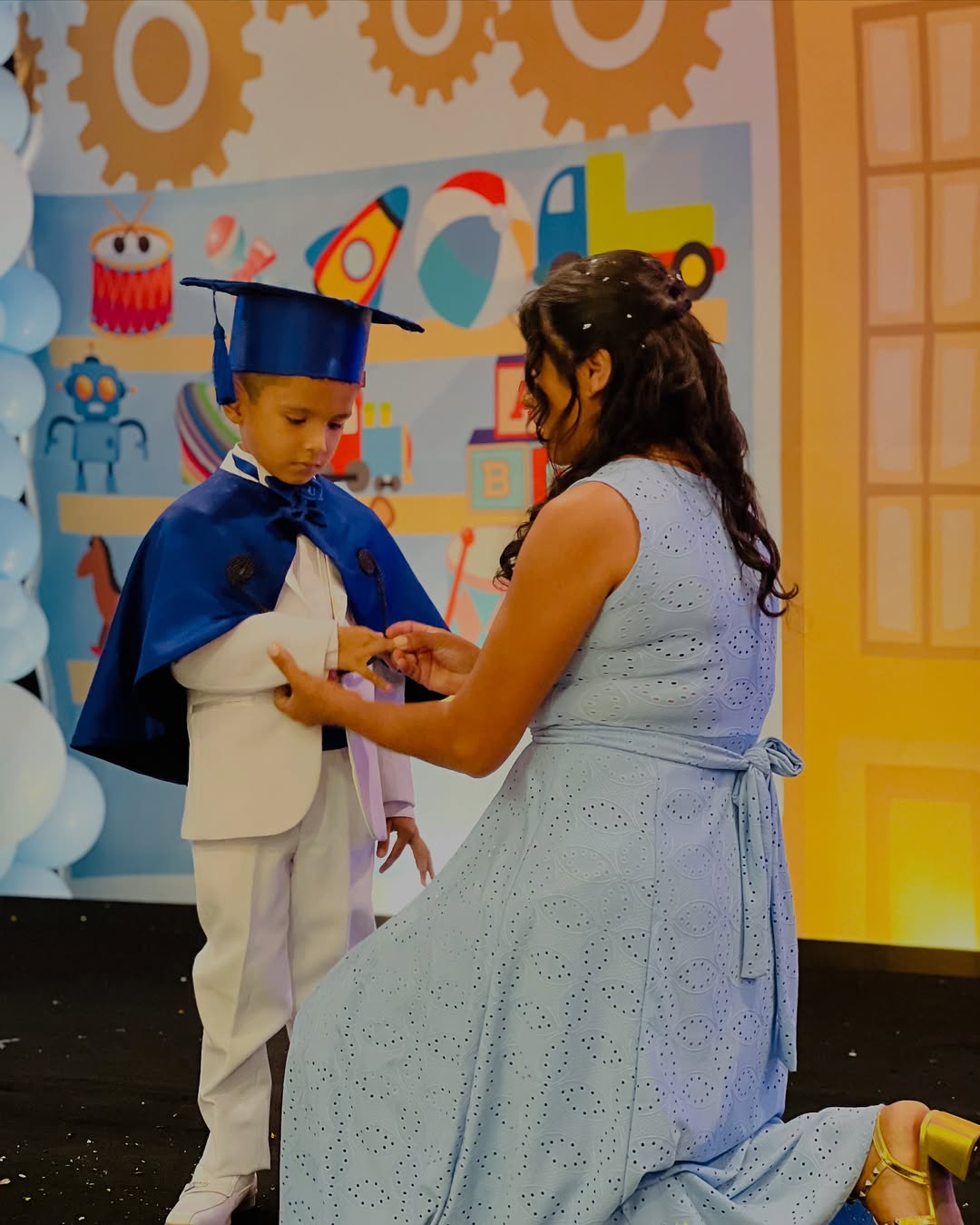 Crianças brincando com balões em festa - Imagem 72