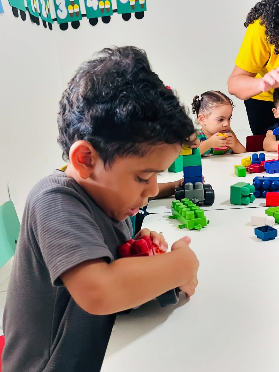 Grupo de crianças em atividade festiva na escola - Imagem 81
