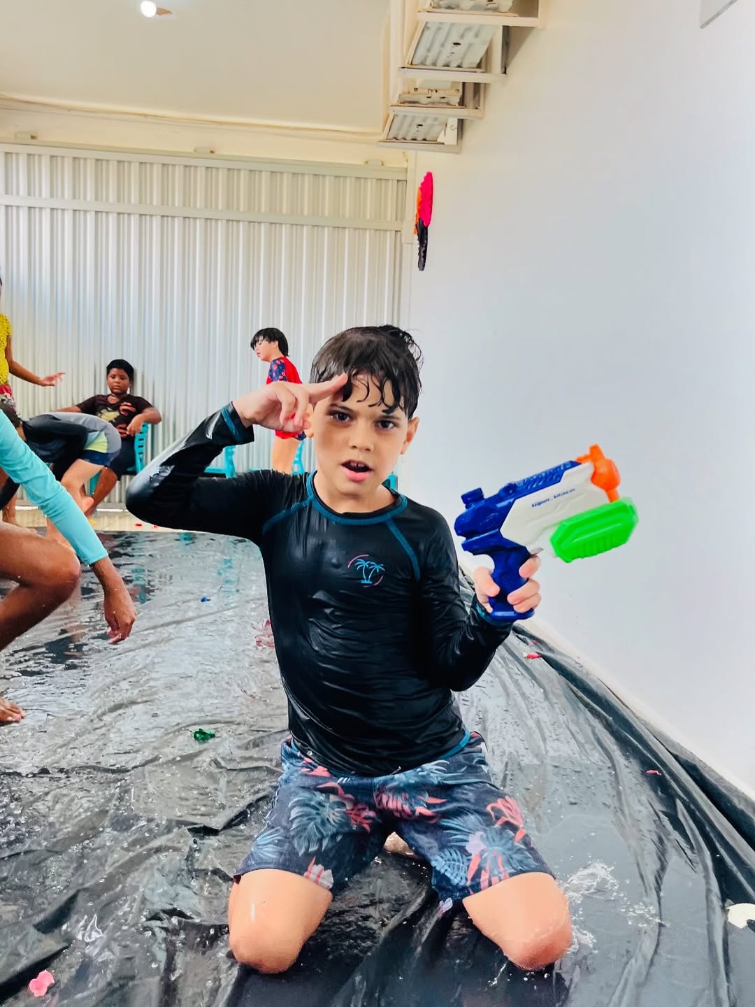 Crianças em pose animada durante evento escolar - Imagem 85