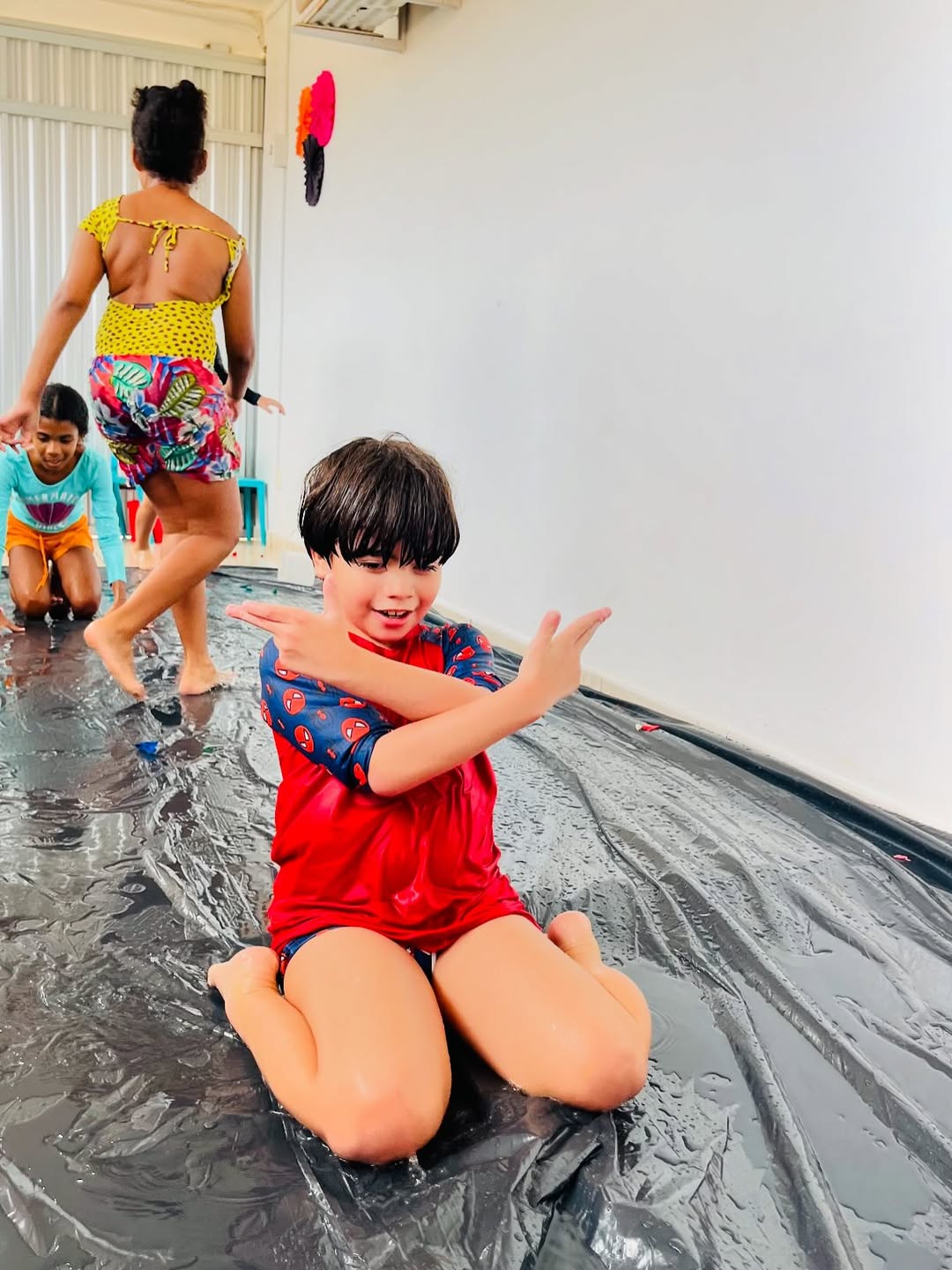 Interação e felicidade em grupo na Creche Escola Florescer - Imagem 86