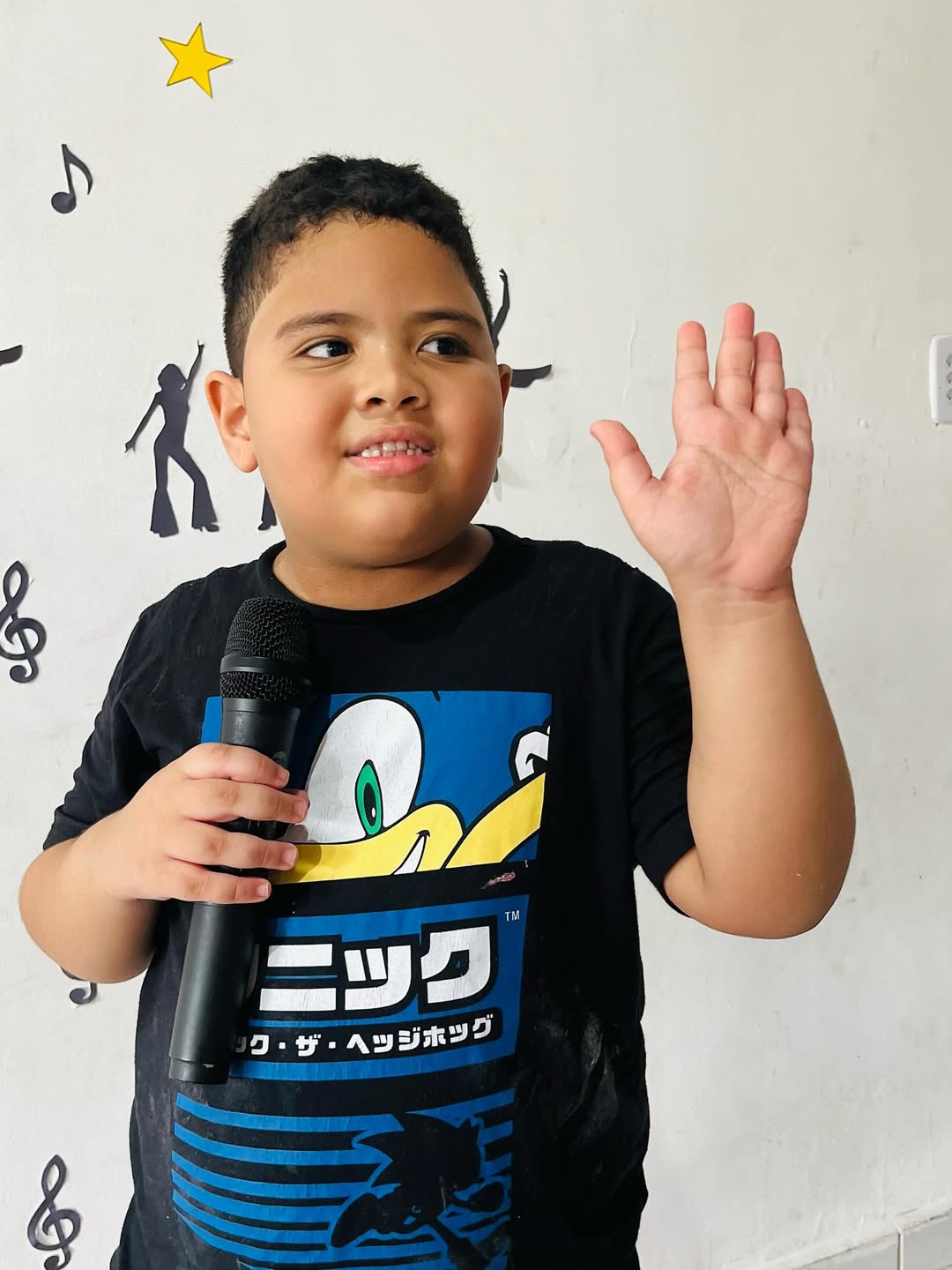 Crianças felizes em área de jogos da creche - Imagem 9