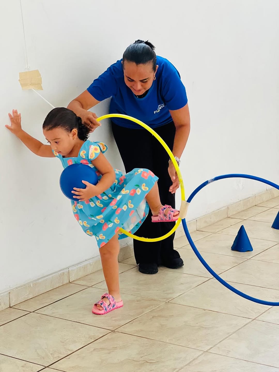 Brincadeira com blocos de construção gigantes no espaço escolar - Imagem 11