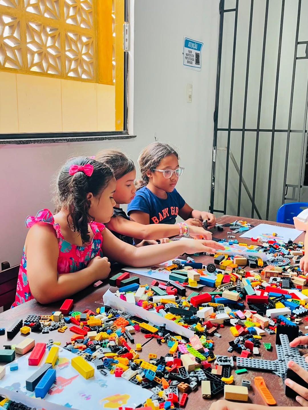 Crianças jogando em grupo, com foco na socialização - Imagem 22