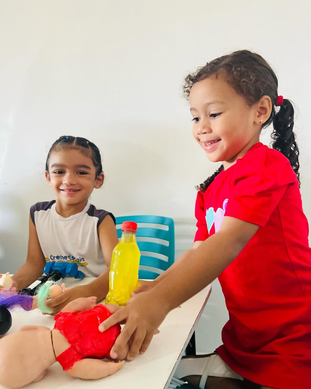Crianças em jogo de boliche infantil com pinos e bola - Imagem 25