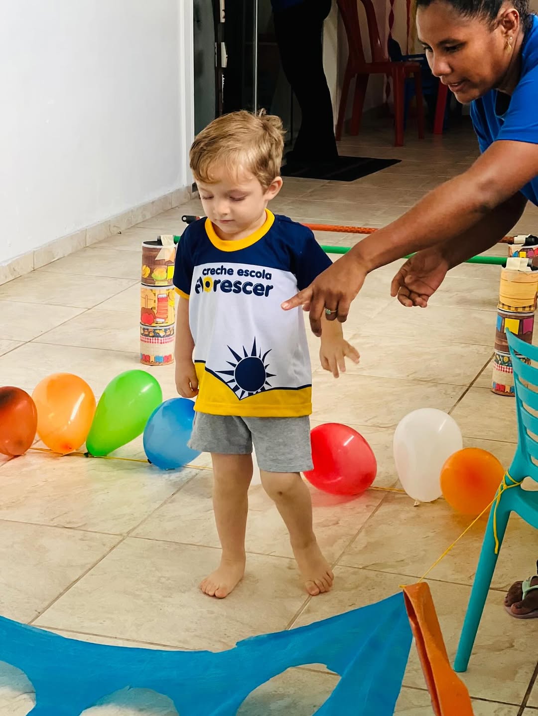 Crianças participando de um jogo de encaixe ou montagem com peças grandes - Imagem 3